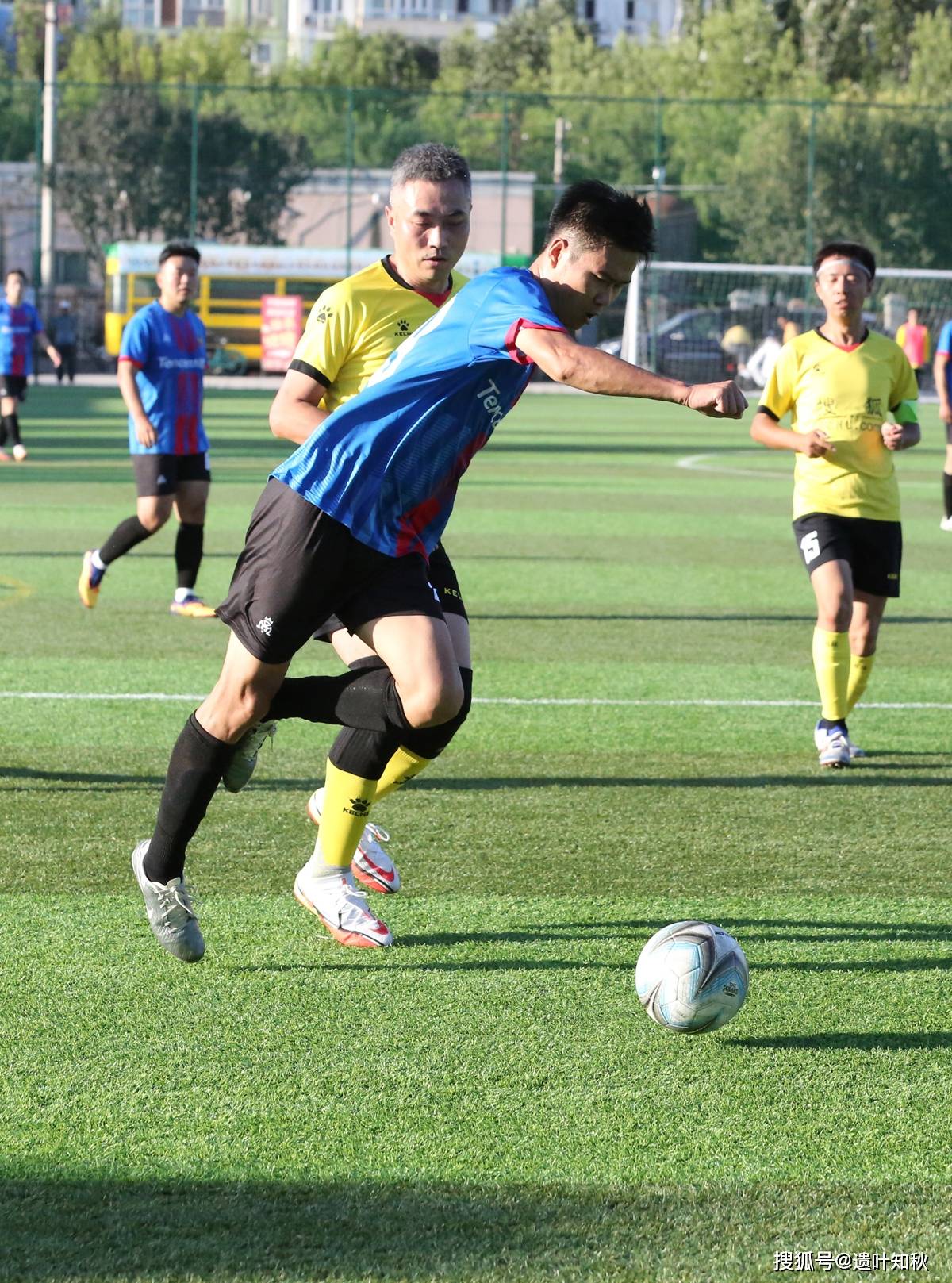 精彩足球对决酣畅淋漓赢得掌声