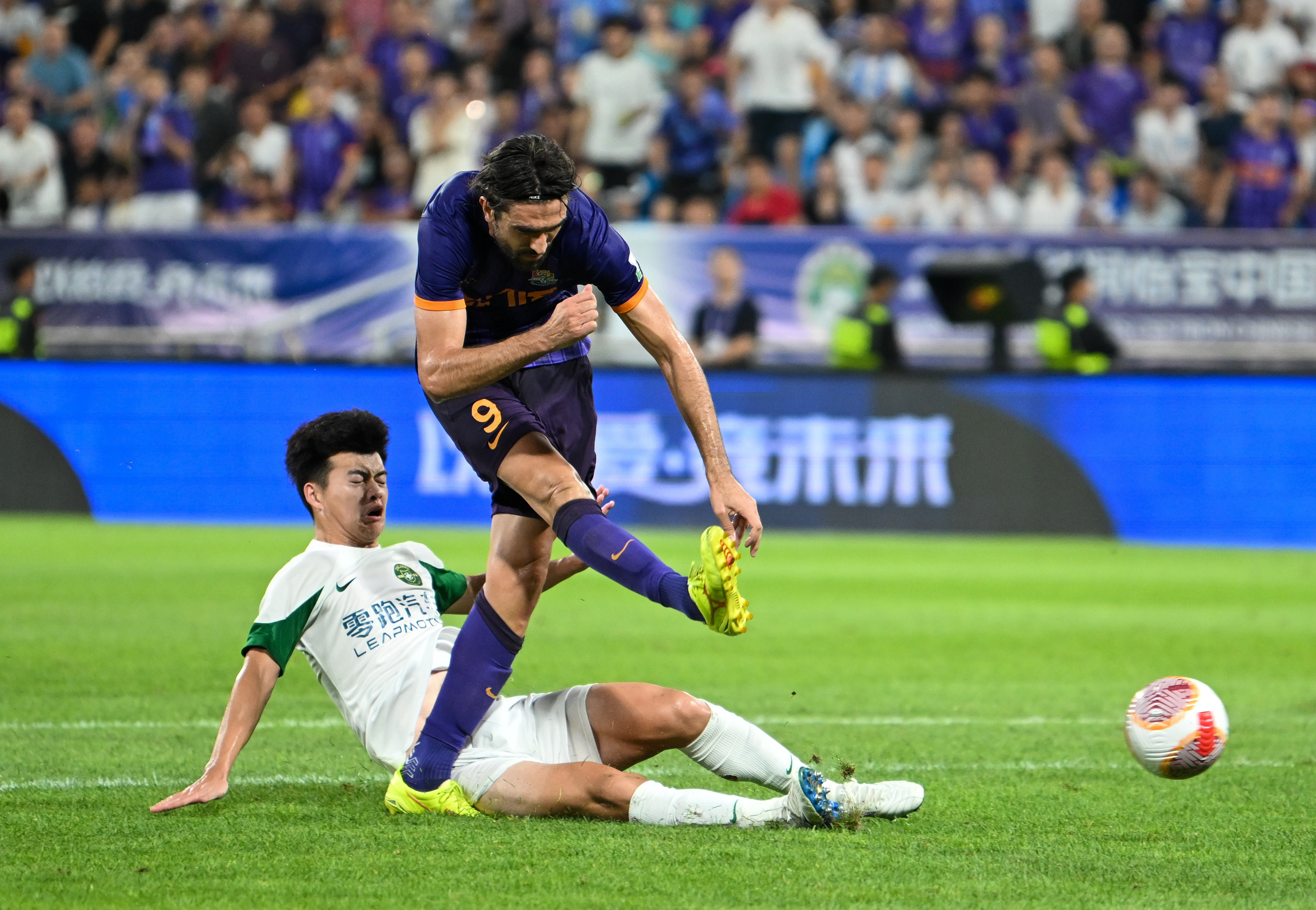 勇往直前！中超球队击败强敌，赢得关键比赛的简单介绍