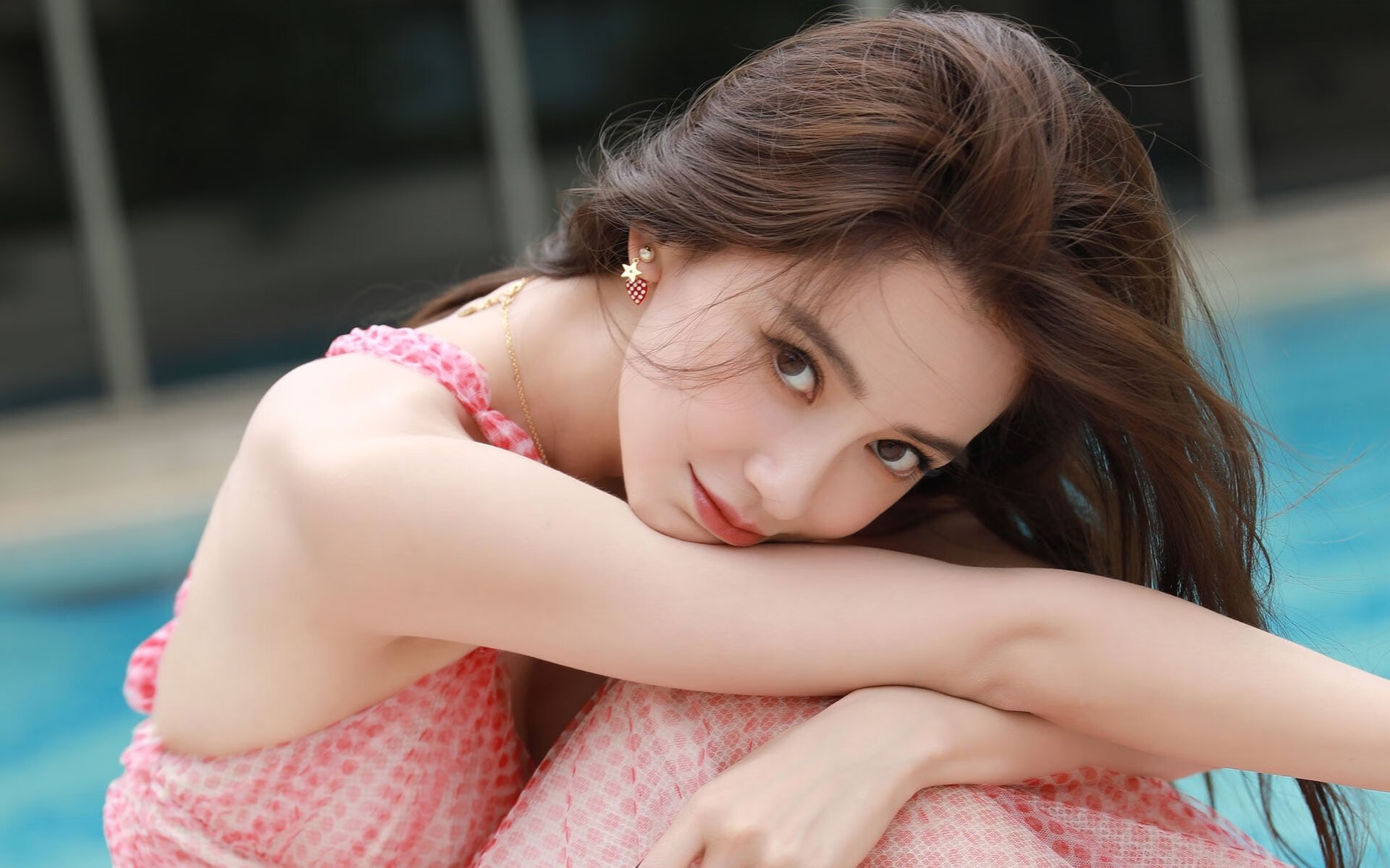 F1争冠夜，本泽马化身银色子弹击穿防线