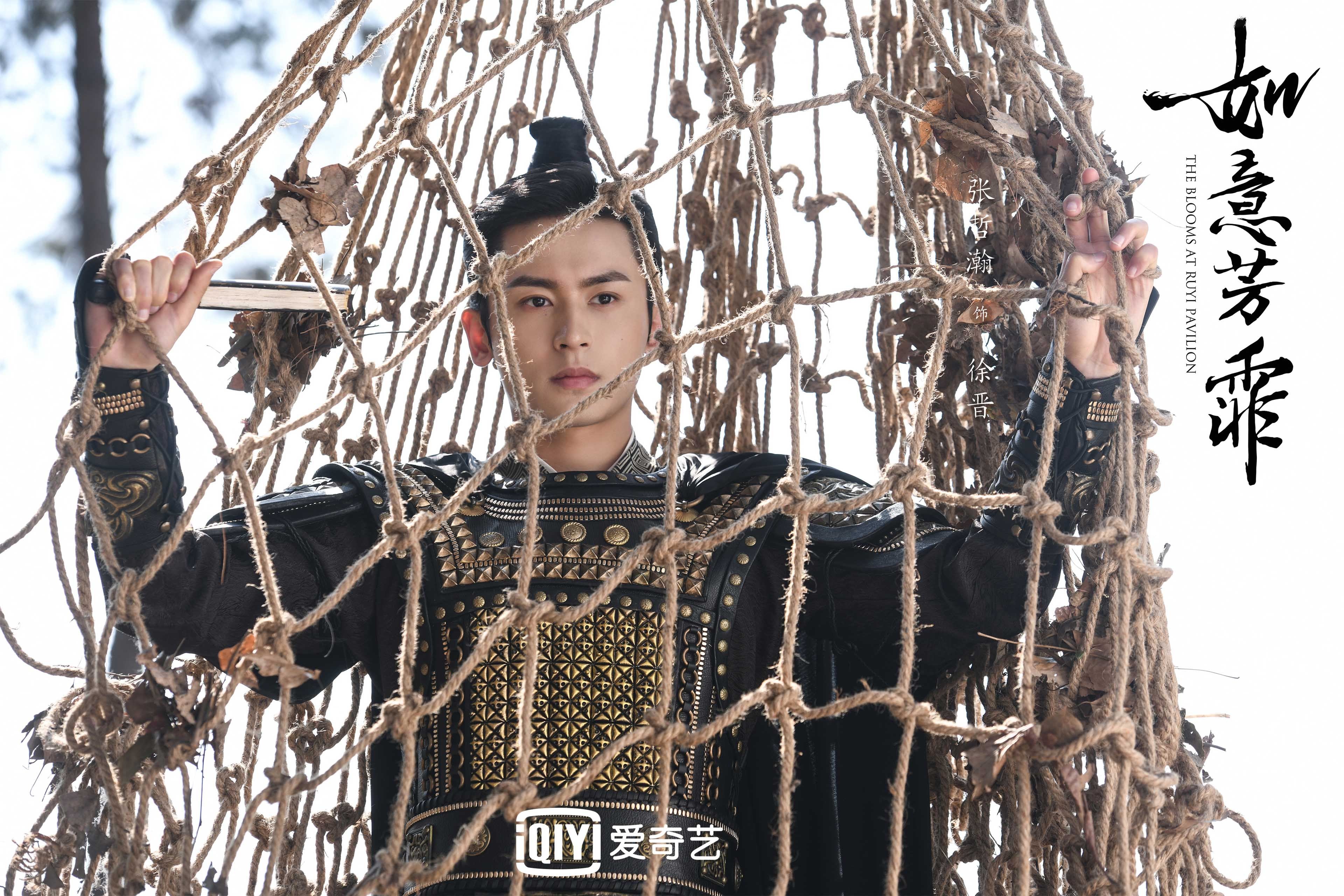 巨型车手接管赛道，当恩比德在全明星F1街道赛上隔扣汉密尔顿