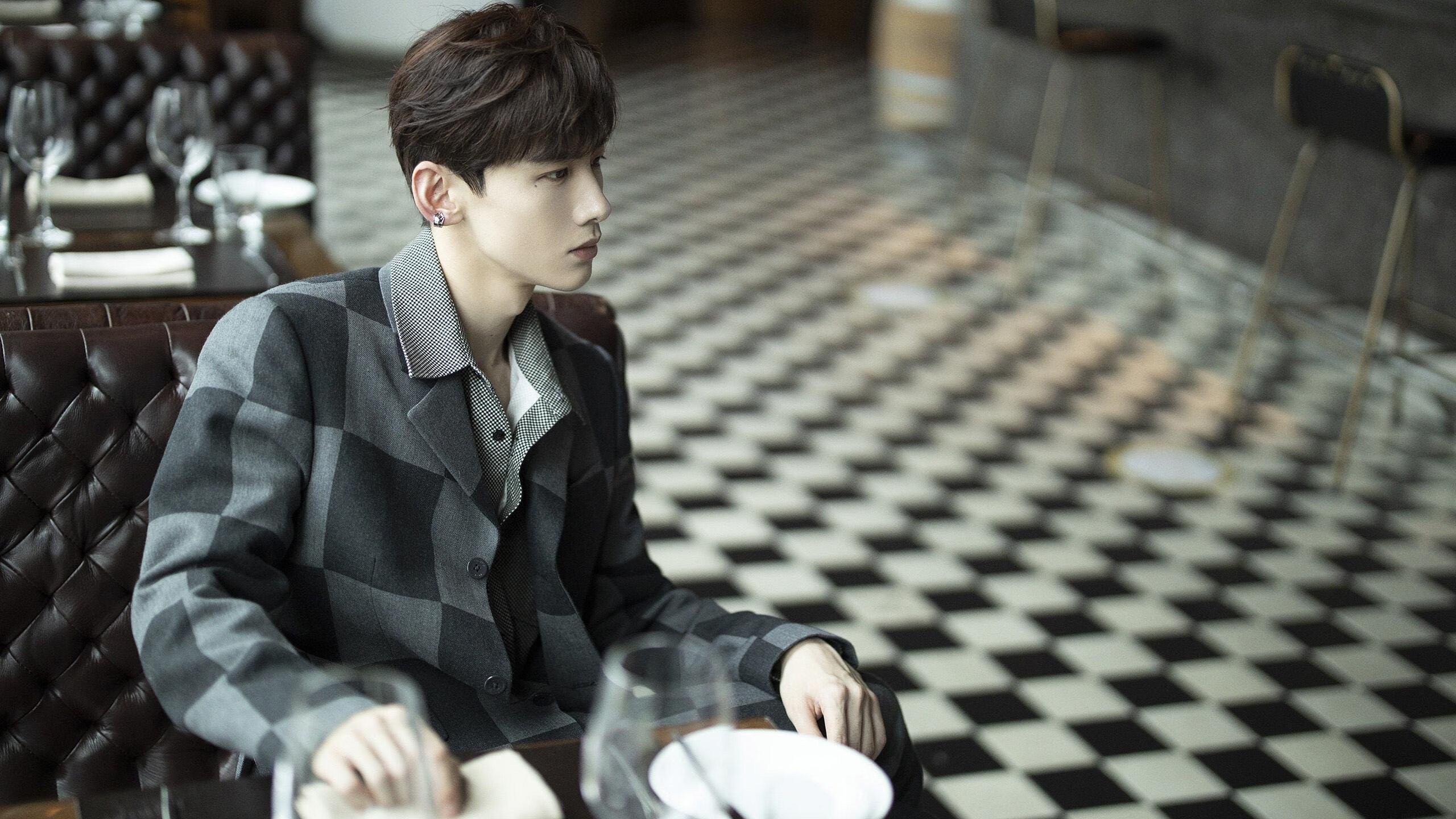 我为你构思了两个不同风格的标题，看看哪个更符合你想要的基调