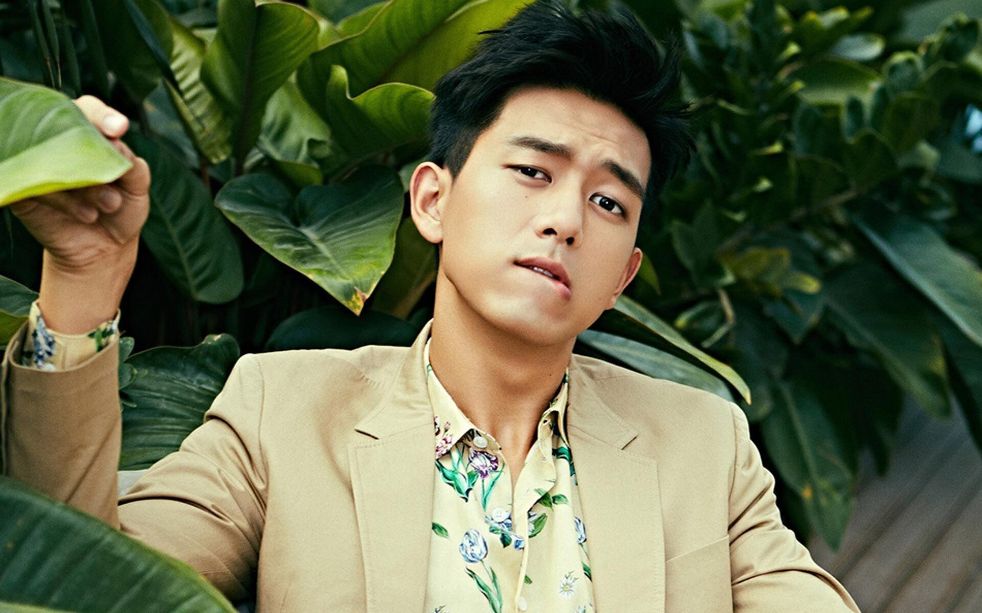 F1街道赛之夜，库尔图瓦如何在禁区里驾驶单座赛车