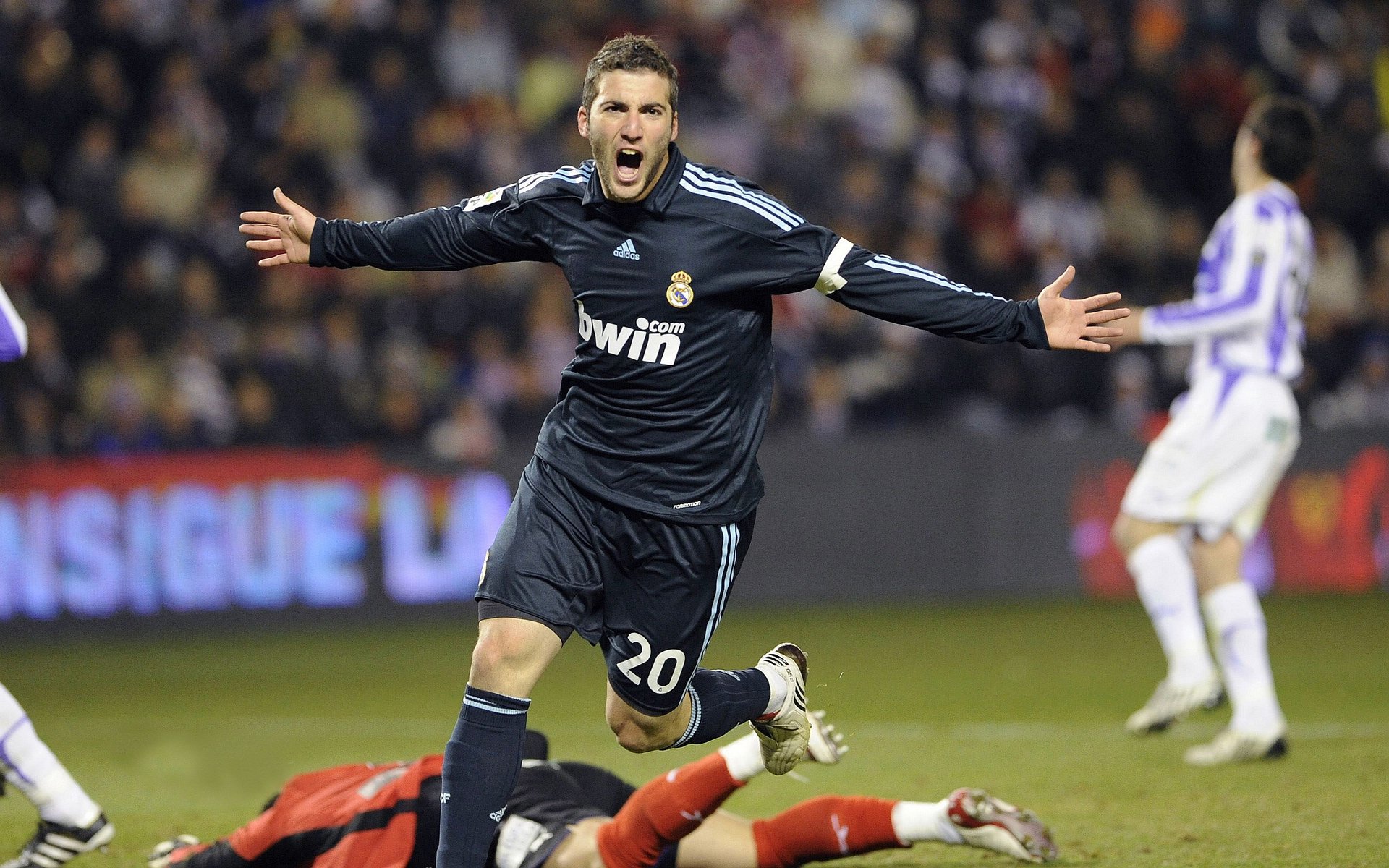 绿茵场的不同光芒,当个人艺术遇见团队交响曲