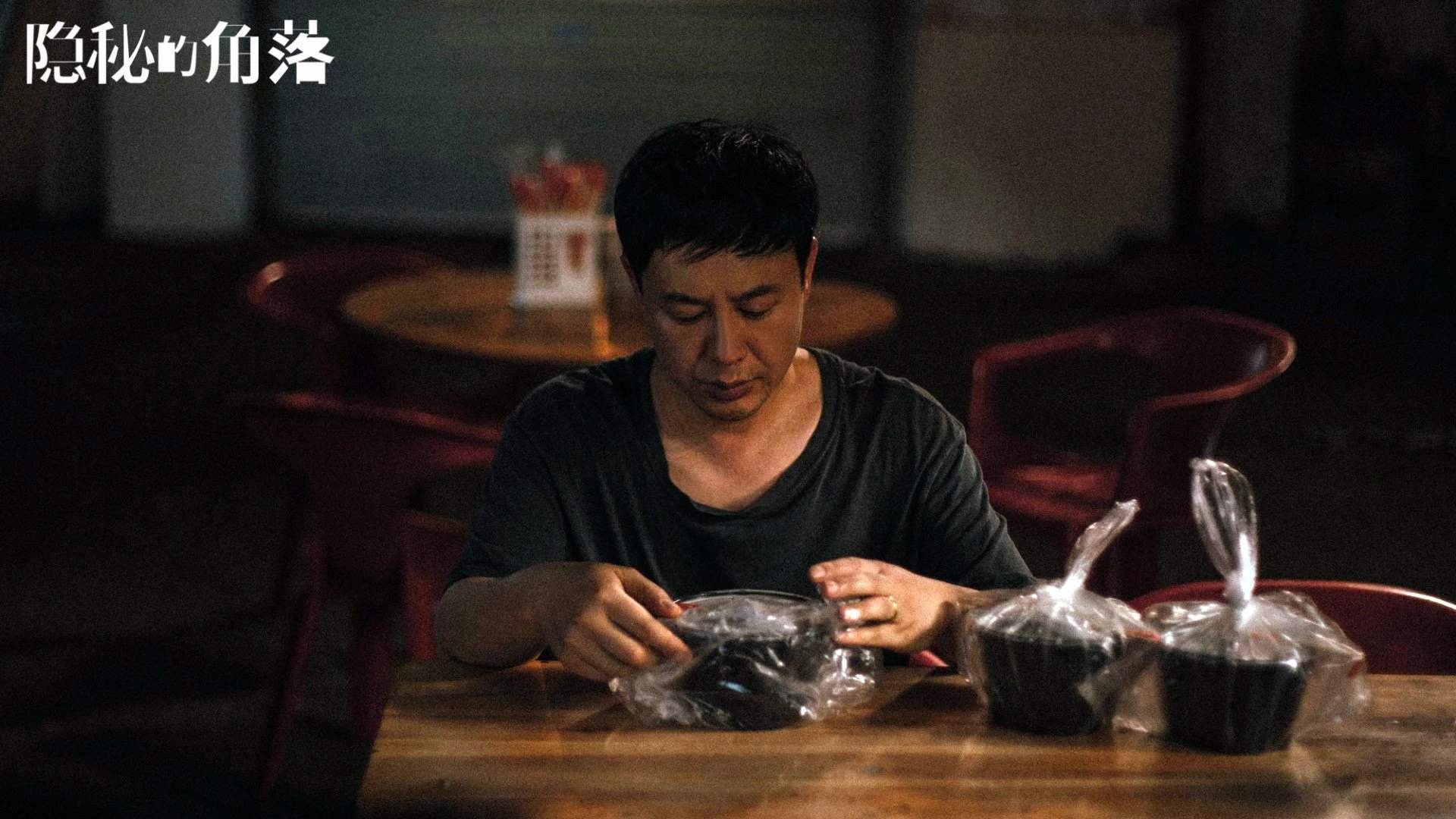 我们先扩展思维，确定一个富有创意和哲学意味的标题，再围绕它展开文章